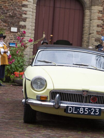 Willemijn van Hees en Peter Staal openen de Zuiderwaterlinieroute in een klassieke sportauto na een klaroenstoot van de stadsheraut van Steenbergen