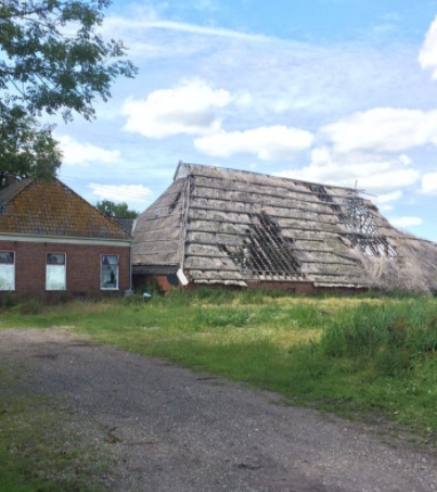 Vervallen boerderij aan de Weersterweg 14 in Den Horn.