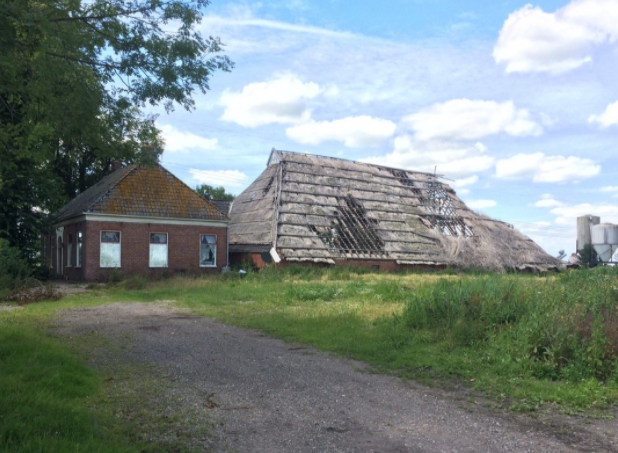 Vervallen boerderij aan de Weersterweg 14 in Den Horn.