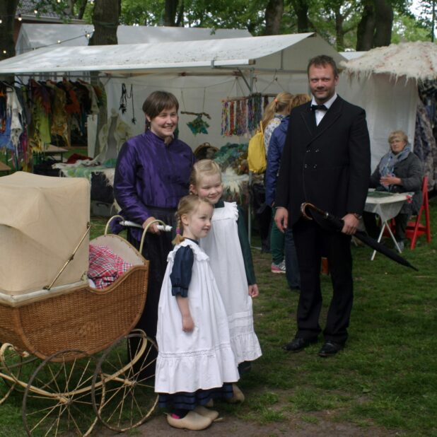 Klederdrachten worden in ons land bijna nergens meer gedragen. Het levend houden van de traditie van historische kostuums laat zich op jaarmarkten en braderieën nog vaak zien.