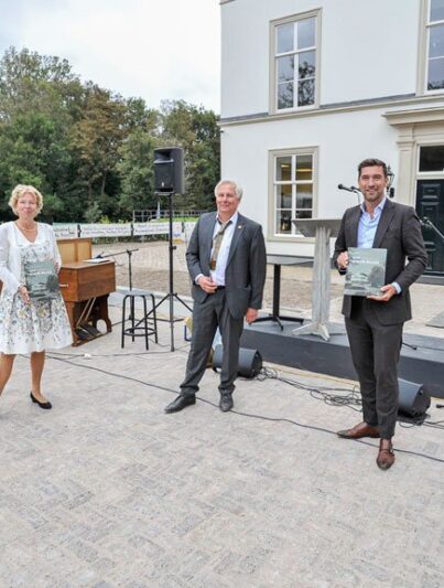 Feestelijke opening ter gelegenheid van het voltooien van de restauratie en herbestemming van villa en landgoed Ockenburgh (v.l.n.r. Willy de Zoete, Willem van der Ham (auteur boek), Robert van Asten, Petra Brekelmans).