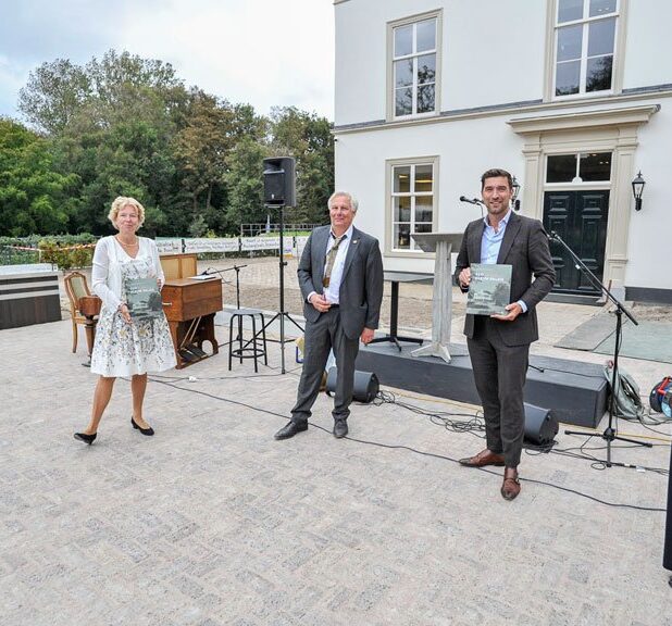 Feestelijke opening ter gelegenheid van het voltooien van de restauratie en herbestemming van villa en landgoed Ockenburgh (v.l.n.r. Willy de Zoete, Willem van der Ham (auteur boek), Robert van Asten, Petra Brekelmans).