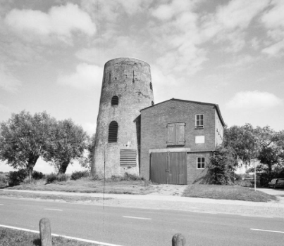 Molen De Hoop in Sint Laurens verkeert in slechte staat.