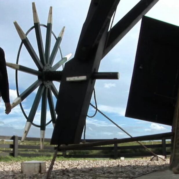 Molenaar Barend Zinkweg bij zijn molen.
