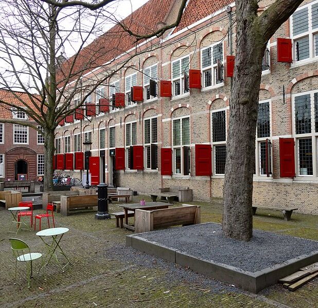 Het Weeshuiscomplex in 2013, nog zonder moderne dakkapellen.