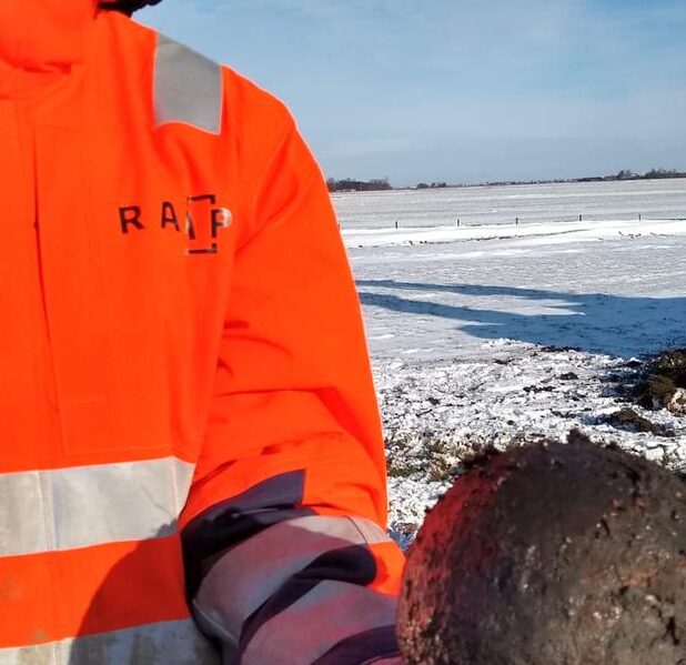 De kanonskogel die gevonden is bij Warns.