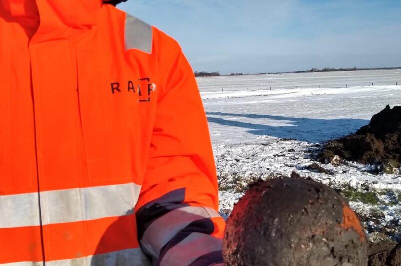 De kanonskogel die gevonden is bij Warns.