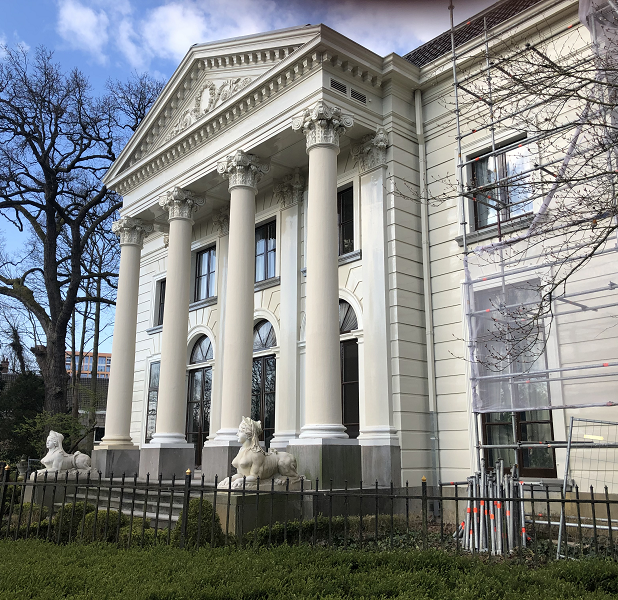 Huis Eindenhout, een monumentaal pand met zuilen aan de gevel.