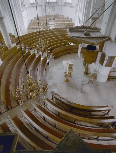 Halfronde kerkbanken van de Oude Helenakerk in Aalten.
