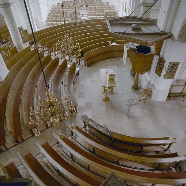 Halfronde kerkbanken van de Oude Helenakerk in Aalten.