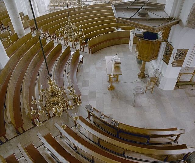 Halfronde kerkbanken van de Oude Helenakerk in Aalten.
