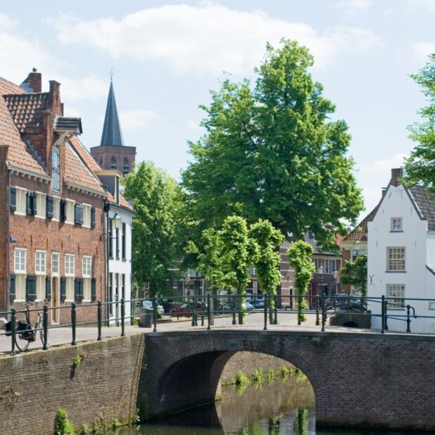 Een foto van een brug in het oude centrum van Amersfoort.