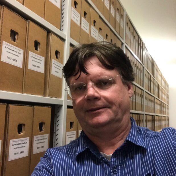 Leo Dubbelaar in de archiefbewaarplaats van Alphen aan den Rijn.