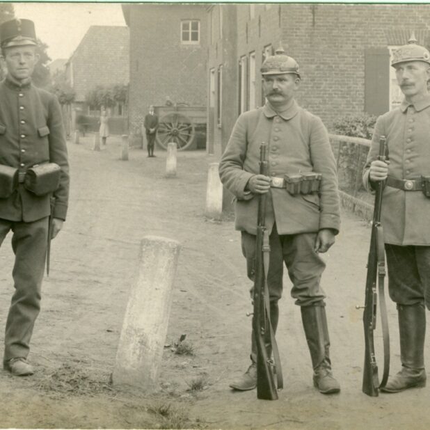 Duits en Nederlandse douane met tussenin de grenspaal van Dinxperlo (1914-1918)