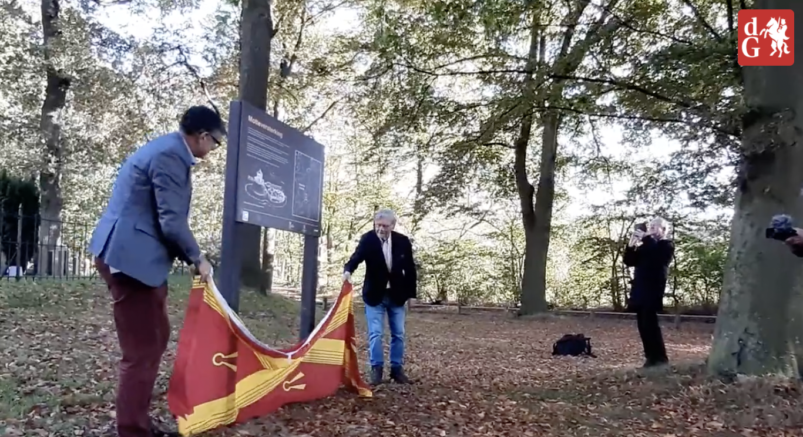 Onthulling van het informatiebord over de motte.