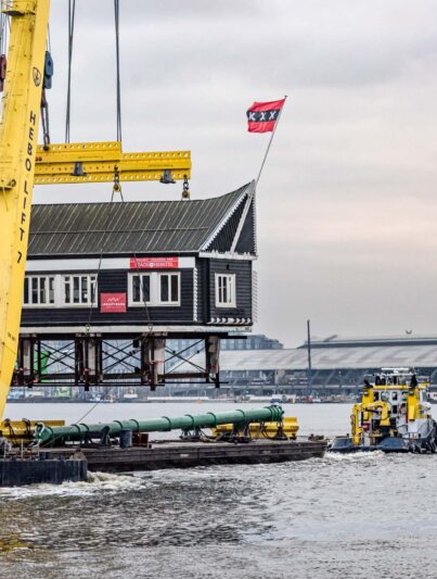 Terugplaatsing Naco-huisje bij Amsterdam CS, 13 Dec 2021.