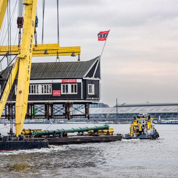 Terugplaatsing Naco-huisje bij Amsterdam CS, 13 Dec 2021.