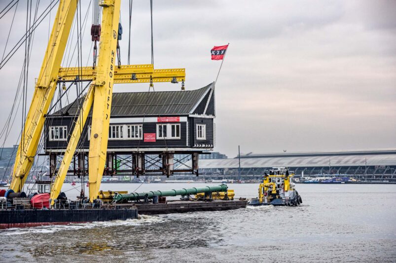 Terugplaatsing Naco-huisje bij Amsterdam CS, 13 Dec 2021.