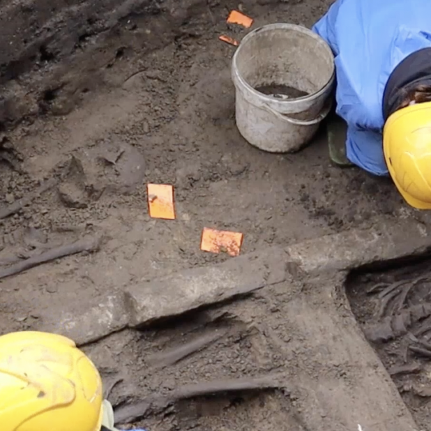 Skeletten worden opgegraven op het Grote Kerkhof in Deventer.