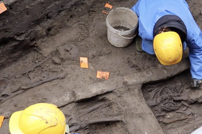 Skeletten worden opgegraven op het Grote Kerkhof in Deventer.