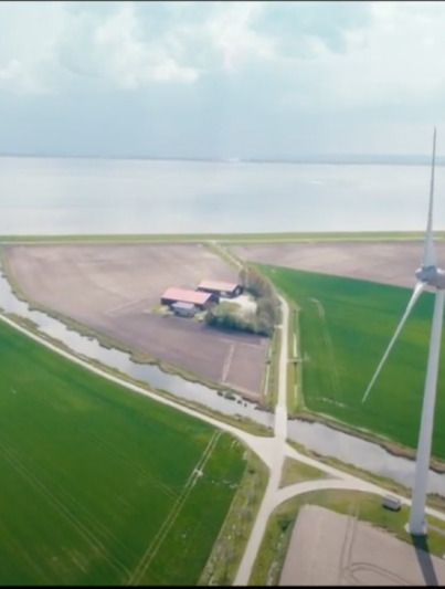 Nederlands landschap met windmolens