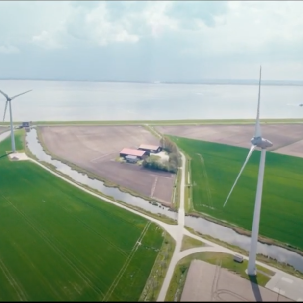 Nederlands landschap met windmolens