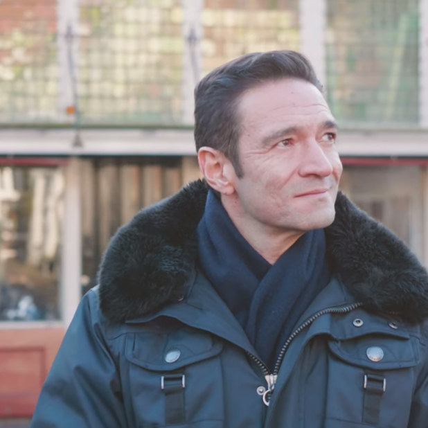 Uğur Özcan als directeur-bestuurder van het Nationaal Restauratiefonds. Beeld videostill Restauratiefonds