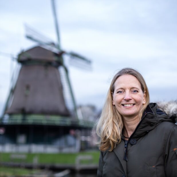 Directeur-bestuurder Nicole Bakker voor een molen